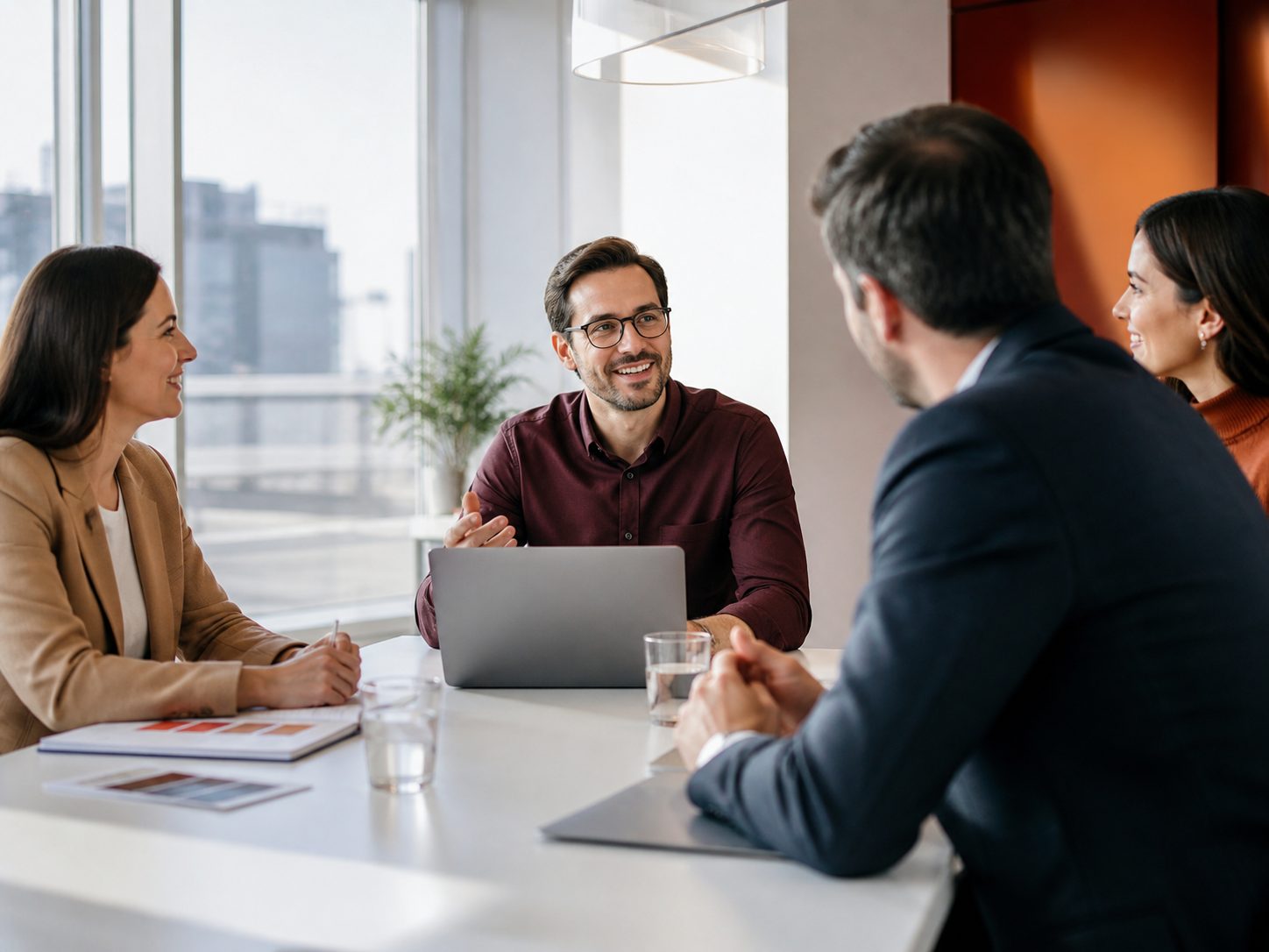Equipo profesional en entorno de trabajo colaborativo